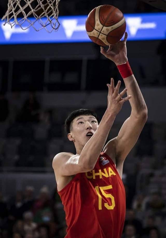 男篮热身赛回顾：周琦16分9篮板，中国不敌斯洛文尼亚(中国男篮周琦打球图片)
