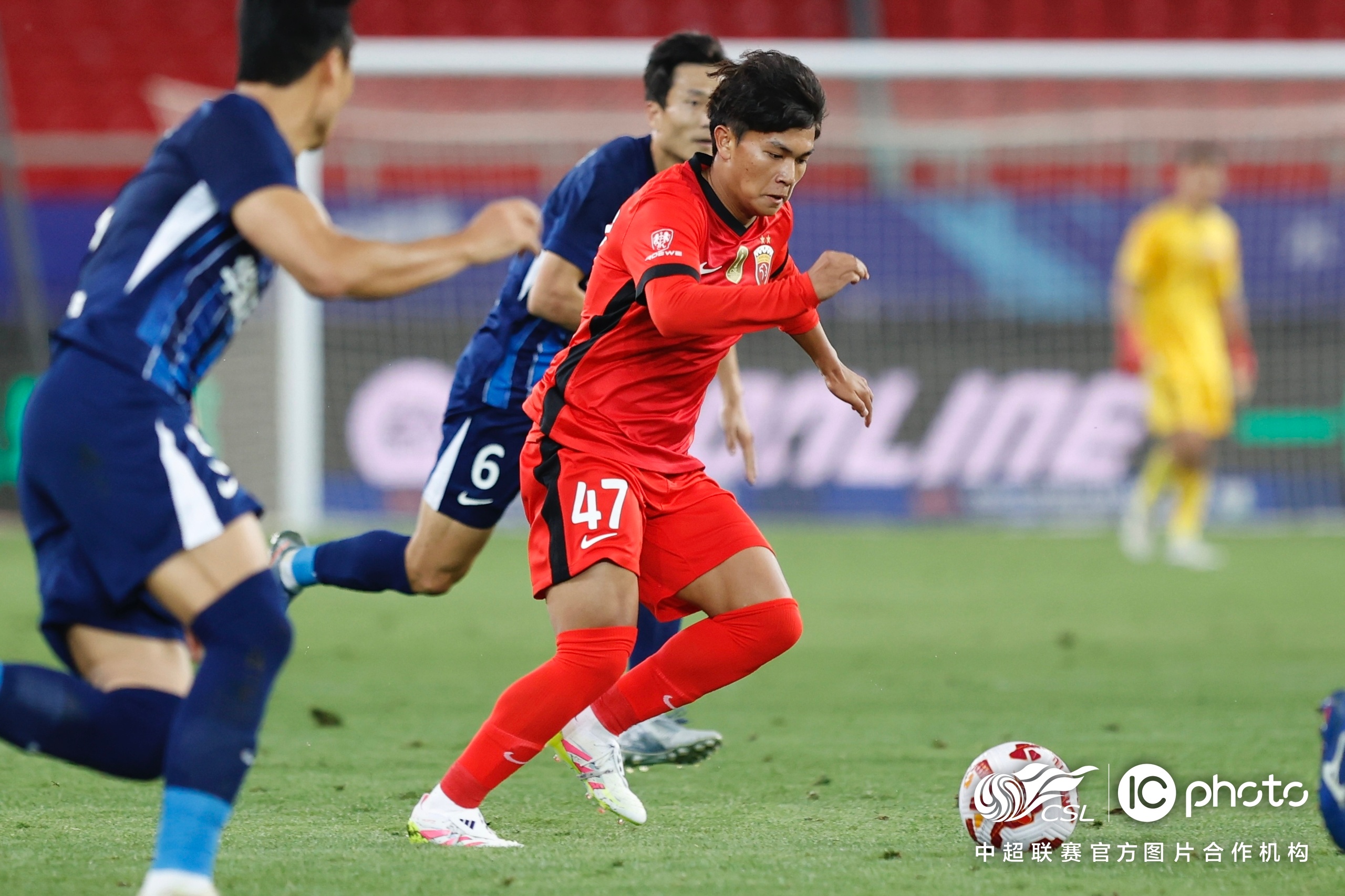 国足东亚杯遗珠上海海港2-1逆转深圳李新翔19岁连续3轮中超破门(足协杯上海海港首发)