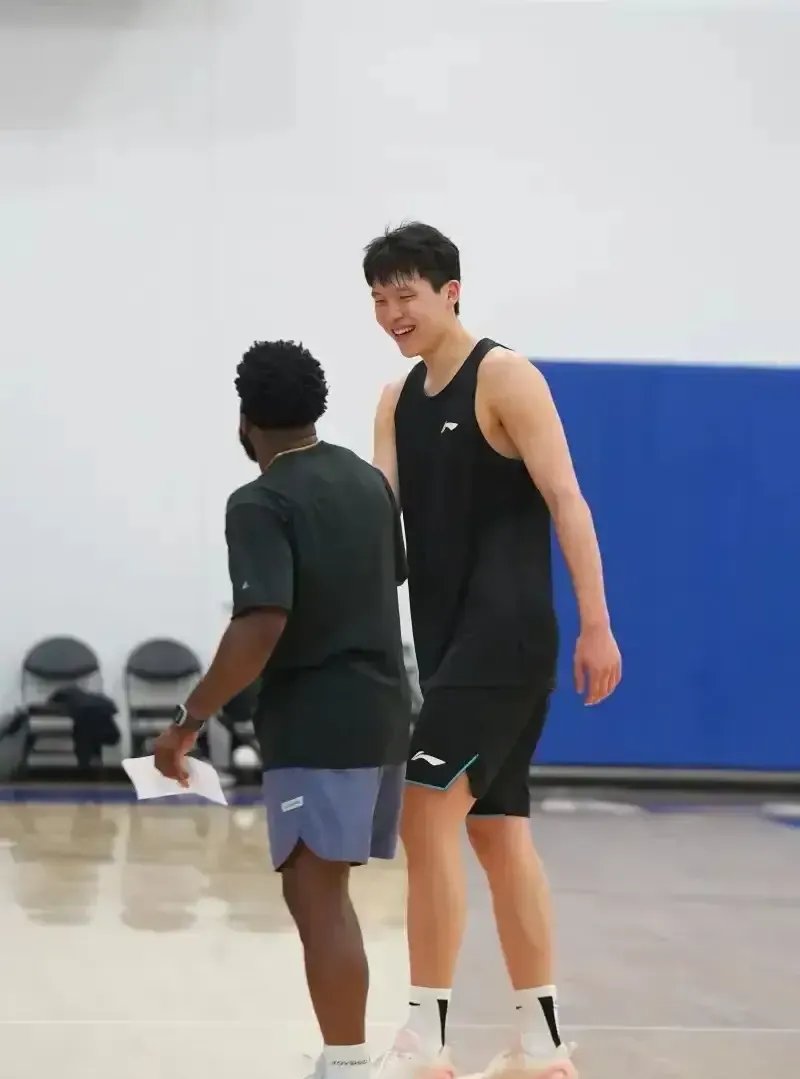 包含美媒晒杨瀚森约基奇夏联对比:除篮板外杨瀚森全面领先的词条