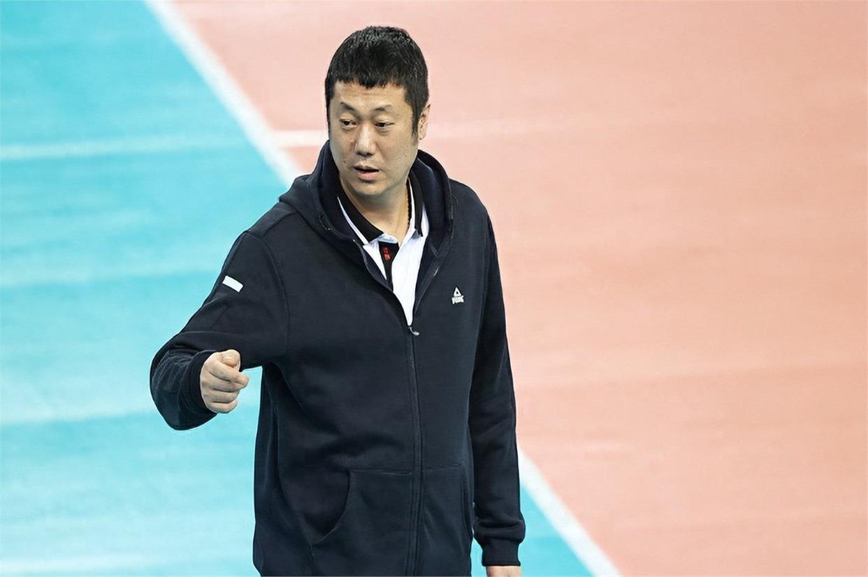 郎平后继有人!赵勇连换4人扭转败局决胜局2次神来之笔(郎平美国队教练战胜中国队)