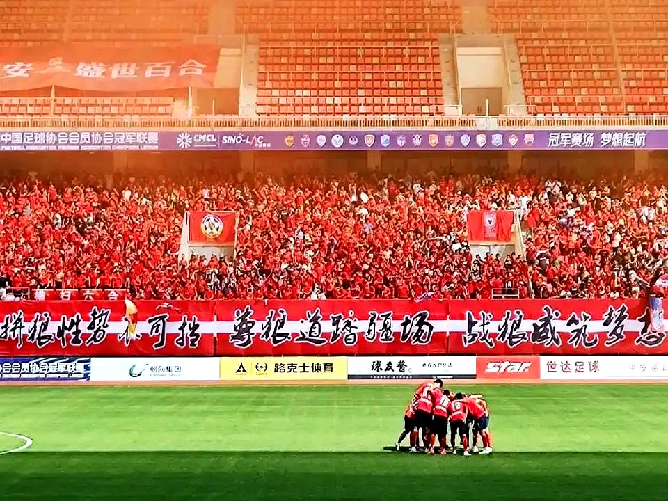 关于足球比赛成绩揭晓，球队士气大增的信息